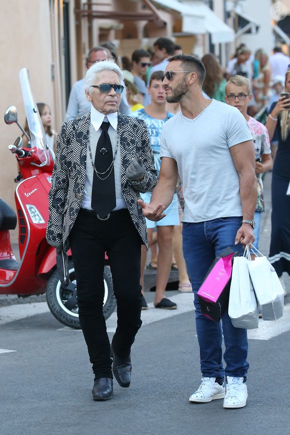 Très attaché à son humour jusqu’au bout, il a quitté la vie entouré de son fidèle assistant, dans un témoignage émouvant.

Karl Lagerfeld et Sébastien Jondeau se promènent dans les rues de Saint-Tropez, le 26 juillet 2015.

JACOVIDES-MOREAU / BESTIMAGE