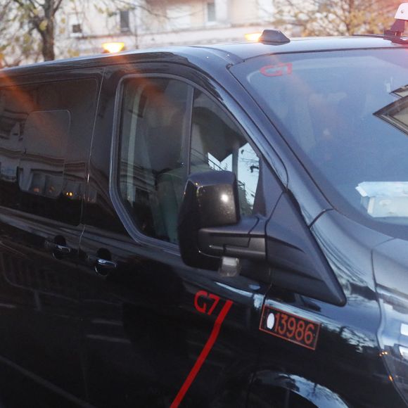 Pierre Palmade arrive en van au tribunal de Melun pour son procès pour blessures involontaires à la suite d'un accident de la route en février 2023 dans lequel sa voiture a percuté un autre véhicule. Il est entré dans le tribunal par le parking. Melun, le 20 novembre 2024.

© Christophe Clovis / Bestimage