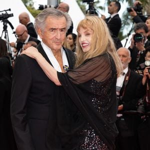Bernard-Henri Lévy et Arielle Dombasle étaient très complices ce mardi sur le tapis rouge du festival de Cannes, lors de la cérémonie d'ouverture 

Bernard-Henri Lévy, Arielle Dombasle - Montée des marches du film « Partir un jour » pour la cérémonie d’ouverture du 78ème Festival International du Film de Cannes, au Palais des Festivals à Cannes. 
© Olivier Borde / Bestimage