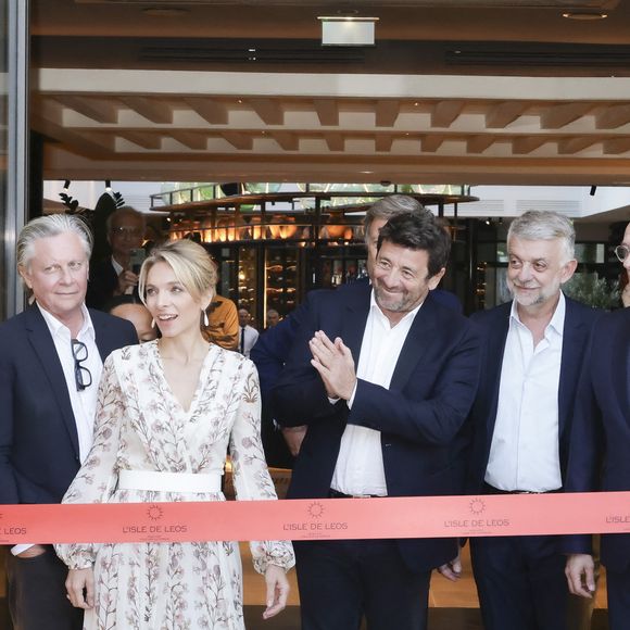 Exclusif -  Jean-Philippe Nuel (Architecte d’intérieur), Maud Bailly (Directrice générale Sofitel, MGallery & Emblems), Sébastien Bazin (PDG du groupe Accor), Patrick Bruel, Pierre Gonzalvez (Maire de l’Isle sur la Sorgue), Emmanuel Borla (Directeur de l’hôtel) - Patrick Bruel inaugure son hôtel cinq étoiles "L'Isle de Leos MGallery" à L'Isle-sur-la-Sorgue, France, le 23 septembre 2025. 
 © Jack Tribeca / Bestimage
