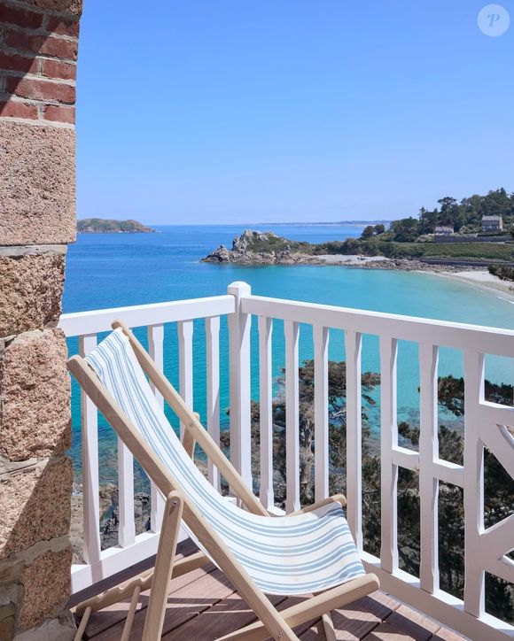 Niché à Perros-Guirec, en plein cœur de la Côte de Granit Rose, l’établissement est un véritable cocon entre ciel et mer...

Hôtel Les Bassans où séjourne Apolline de Malherbe pour les vacances.