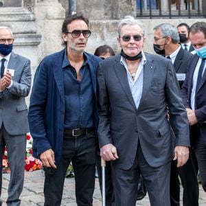 Anthony Delon, Alain Delon - Obsèques de Jean-Paul Belmondo en en l'église Saint-Germain-des-Prés, à Paris le 10 septembre 2021.

© Cyril Moreau / Bestimage