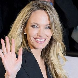 Angelina Jolie a vendu sa demeure historique de Los Feliz, tournant ainsi une nouvelle page de sa vie à Los Angeles.

Angelina Jolie est éblouissante dans un tailleur noir, portant un mini sac Givenchy lors de sa participation à la première de Coutures à Paris.

Photo : Backgrid USA / Bestimage