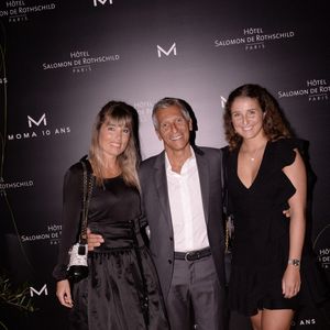 Mélanie Page a pris son rôle de belle maman très au sérieux. Elle confie à Gala : "Être belle-mère est un sacré rôle que j'adore. Je pense que cela a bien marché, car je n'ai pas voulu me substituer à sa mère"

Nagui avec sa femme Mélanie Page et sa fille Nina Fam lors du 10ème anniversaire du Moma Group à l'hôtel Salomon de Rothschild à Paris le 5 septembre 2022.  © Rachid Bellak/Bestimage