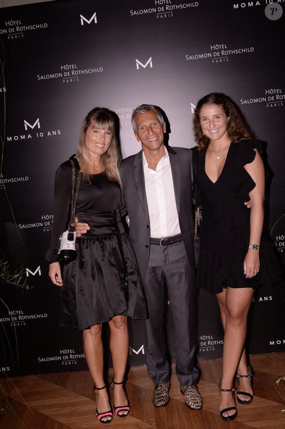 Mélanie Page a pris son rôle de belle maman très au sérieux. Elle confie à Gala : "Être belle-mère est un sacré rôle que j'adore. Je pense que cela a bien marché, car je n'ai pas voulu me substituer à sa mère"

Nagui avec sa femme Mélanie Page et sa fille Nina Fam lors du 10ème anniversaire du Moma Group à l'hôtel Salomon de Rothschild à Paris le 5 septembre 2022.  © Rachid Bellak/Bestimage