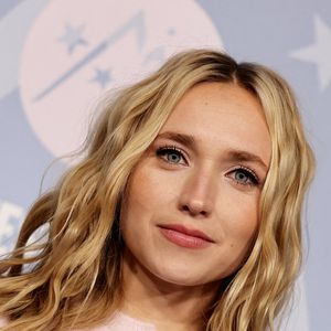 Chloé Jouannet - Tapis rouge de la cérémonie d'ouverture du 29ème Festival International du Film de Comédie de l'Alpe d'Huez le 19 Janvier 2026. © Dominique Jacovides/Bestimage