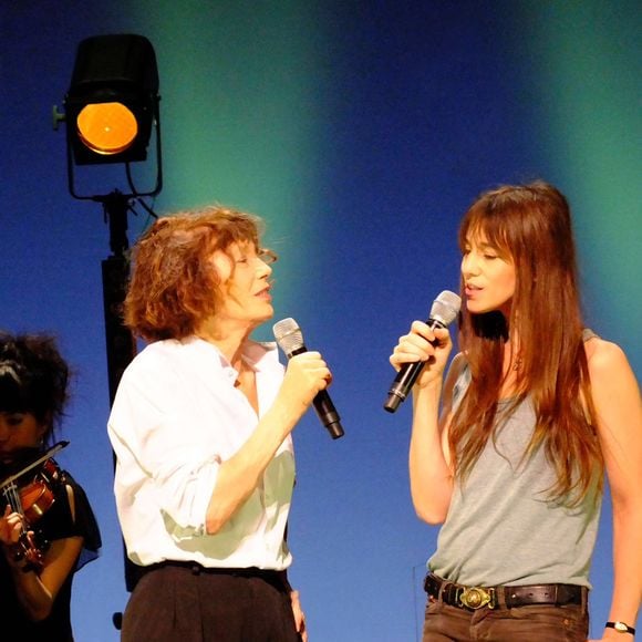 Jane Birkin en concert avec sa fille Charlotte.