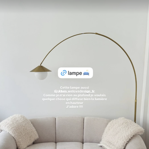 Autre astuce déco de Diane, son éclairage. Elle a fait le choix judicieux d'un lampadaire sur pied en arc doré surmonté d'un globe blanc qui vient se courber gracieusement au-dessus de son canapé. Le budget ? 174 euros chez l'enseigne.

Diane Leyre dévoile l'intérieur de son appartement parisien