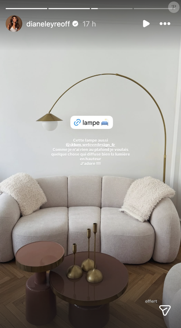 Autre astuce déco de Diane, son éclairage. Elle a fait le choix judicieux d'un lampadaire sur pied en arc doré surmonté d'un globe blanc qui vient se courber gracieusement au-dessus de son canapé. Le budget ? 174 euros chez l'enseigne.

Diane Leyre dévoile l'intérieur de son appartement parisien