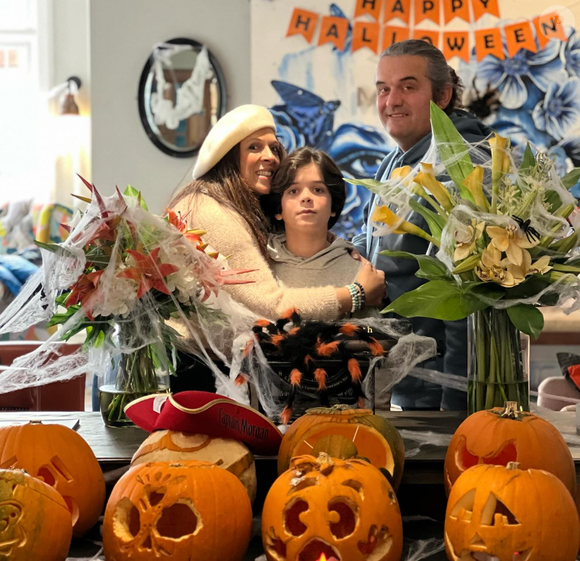 Pierre et Frédérique de "L'amour est dans le pré" avec leur fils Gabriel, à Halloween, le 31 octobre 2024