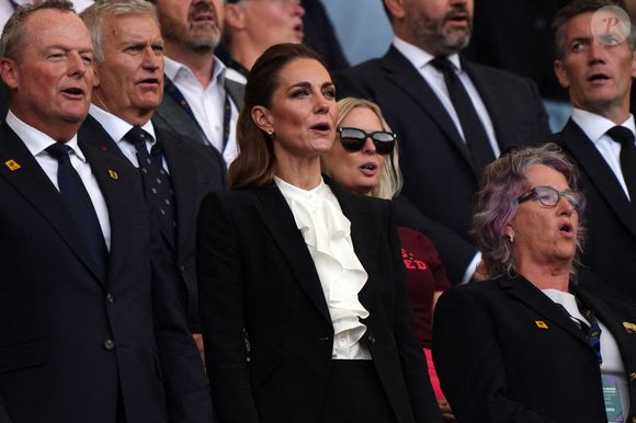 La Princesse de Galles (au centre) dans les tribunes pendant l'hymne national lors du match de poule A de la Coupe du monde de rugby féminin 2025 à l'American Express Stadium, Brighton. Samedi 6 septembre 2025. © PA Photos/ABACA