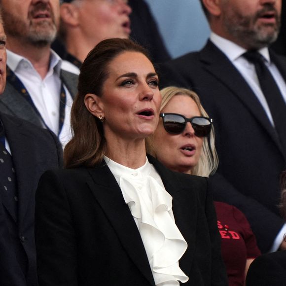 La Princesse de Galles (au centre) dans les tribunes pendant l'hymne national lors du match de poule A de la Coupe du monde de rugby féminin 2025 à l'American Express Stadium, Brighton. Samedi 6 septembre 2025. © PA Photos/ABACA