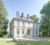 L’ancien directeur artistique de Chanel y recevait ses proches et y organisait de somptueuses réceptions...
Exclusif - Située à Louveciennes, aux portes de Paris, sur le chemin des impressionnistes, cette belle demeure bourgeoise néo-classique, a été construite au milieu du XIXème siècle, appelée le "Domaine de Voisins", et ayant eu comme illustre propriétaire, Karl Lagerfeld. © Marc Ausset-Lacroix / Bestimage