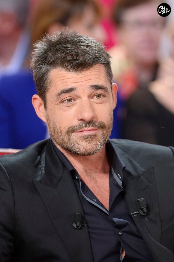 Thierry Neuvic sur le plateau de "Vivement Dimanche" à Paris le 25 Novembre 2015. 

COADIC GUIREC / BESTIMAGE