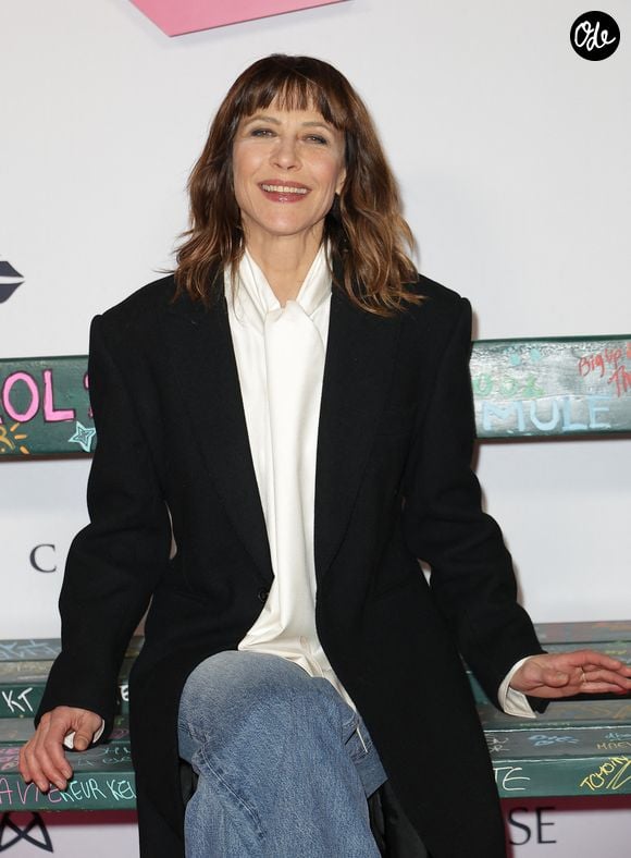 Sans développer de position politique précise, elle a ainsi apporté un soutien nuancé aux revendications de cette jeunesse mobilisée.

Sophie Marceau - Avant-première du film "Lol 2.0" au Grand Rex à Paris le 4 février 2026. © Coadic Guirec/Bestimage