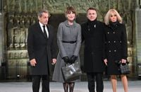 Carla Bruni renversante à la cérémonie de réouverture de Notre-Dame, l'ex-Première Dame recycle l'une de ses tenues les plus emblématiques !