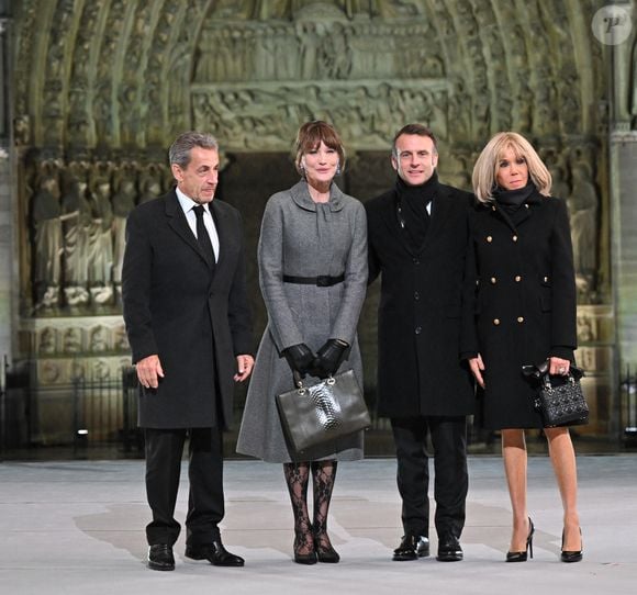 Une nouvelle leçon de mode des plus réussies pour Carla Bruni !

Le président français Emmanuel Macron et son épouse Brigitte Macron, l'ancien président français Nicolas Sarkozy et son épouse Carla Bruni assistent à la cérémonie de bienvenue lors de la réouverture officielle de la cathédrale Notre-Dame de Paris.