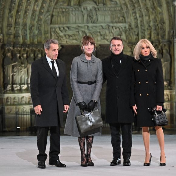 Une nouvelle leçon de mode des plus réussies pour Carla Bruni !

Le président français Emmanuel Macron et son épouse Brigitte Macron, l'ancien président français Nicolas Sarkozy et son épouse Carla Bruni assistent à la cérémonie de bienvenue lors de la réouverture officielle de la cathédrale Notre-Dame de Paris.