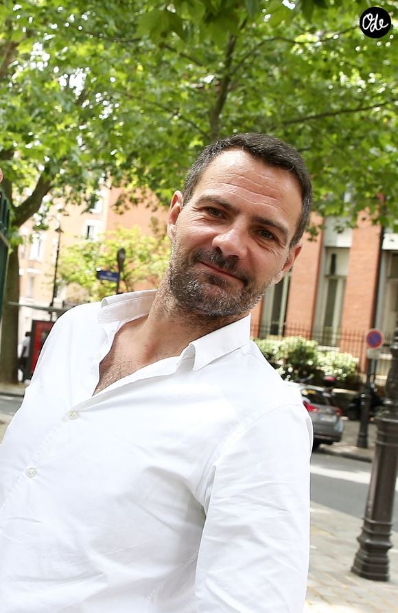 "C'était très compliqué pour moi parce qu'on a un deal, on ne se ment jamais", a-t-il expliqué.
Exclusif - Jérôme Kerviel, accompagné de son avocat David Koubbi, du président de son association, et d'un ami, va se faire enlever son bracelet électronique au Service pénitentiaire d'insertion et de probation (SPIP) au 12 rue Charles Fourier, dans le 13ème arrondissement à Paris, le 26 juin 2015. DOMINIQUE JACOVIDES / BESTIMAGE