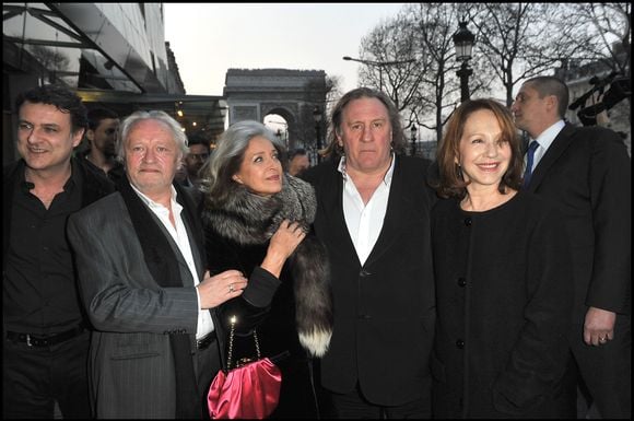 Il avait dirigé Nathalie Baye dans son film "Je n'ai rien oublié" aux côtés de Niels Arestrup, Françoise Fabian et Gérard Depardieu.

Niels Arestrup, Françoise Fabian, Gérard Depardieu et Nathalie Baye à l'avant-première de "Je n'ai rien oublié" de Bruno Chiche au cinéma Publicis à Paris.

© VEEREN / BESTIMAGE