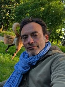 Anthony Delon pas vu sur "le sol de la Croisette" mais il profite à des centaines de km de Cannes d'une autre douceur de vivre