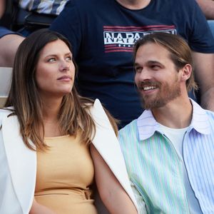 Camille Cerf (Miss France 2015), enceinte et son compagnon Théo Fleury dans les tribunes lors des Internationaux de France de Tennis de Roland Garros 2023. Paris, le 7 juin 2023. © Jacovides-Moreau / Bestimage