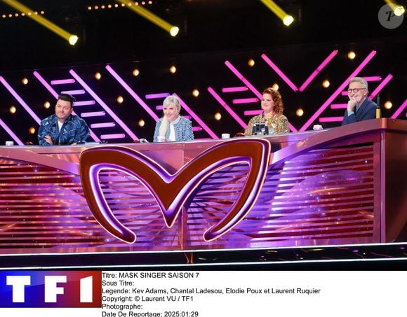 Kev Adams, Elodie Poux, Chantal Ladesou et Laurent Ruquier dans "Mask Singer 2025". © Laurent VU / TF1