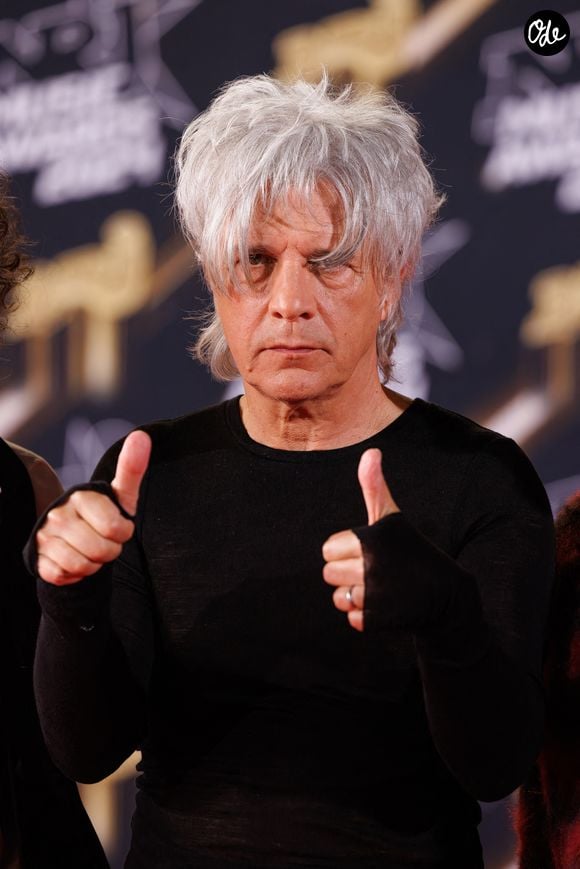 Le chanteur a également eu une pensée pour les commerçants victimes de pillages, dans un discours marqué par l’actualité.

Nicolas Sirkis, du groupe « Indochine », assiste à la 26e cérémonie des NRJ Music Awards au Palais des Festivals, le 1er novembre 2024 à Cannes, en France. Photo : Anne Barson/ABACAPRESS.COM