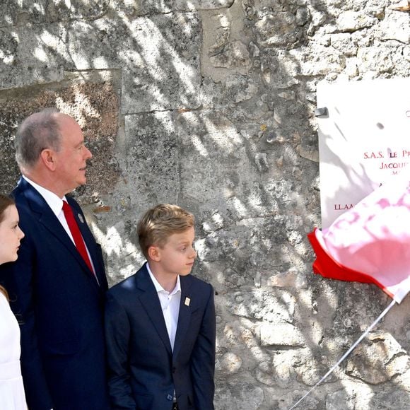 Le prince Albert II de Monaco, la princesse Charlène de Monaco, le prince Jacques de Monaco, marquis des Baux et la princesse Gabriella de Monaco lors de leur visite officielle aux Baux-de-Provence, France, le 5 septembre 2026. © Bruno Bebert/Bestimage