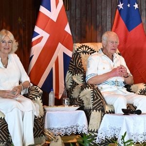 A rappeler que quelques semaines plutôt lors de la Royal Variety Performance, le roi Charles III avait révélé qu'ils souhaitent prochainement adopter un nouveau chien

Le roi Charles III d'Angleterre et la reine consort Camilla assistent à une cérémonie officielle d'accueil royal 'ava à l'université nationale de Samoa à Apia, Samoa le 23 octobre 2024. (Backgrid UK/ Bestimage).