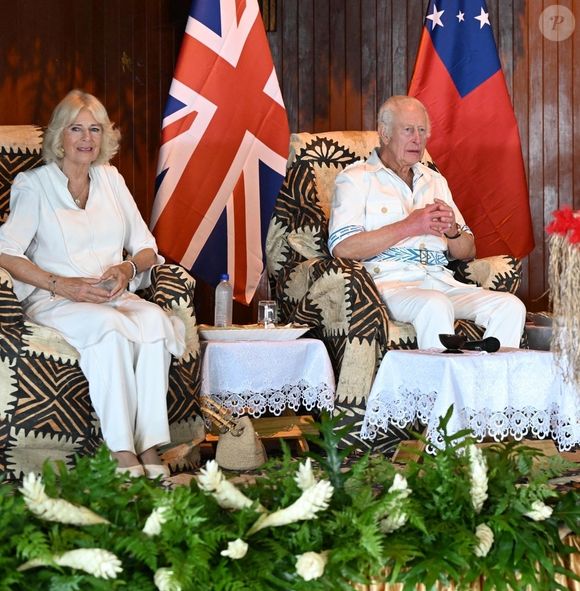 A rappeler que quelques semaines plutôt lors de la Royal Variety Performance, le roi Charles III avait révélé qu'ils souhaitent prochainement adopter un nouveau chien

Le roi Charles III d'Angleterre et la reine consort Camilla assistent à une cérémonie officielle d'accueil royal 'ava à l'université nationale de Samoa à Apia, Samoa le 23 octobre 2024. (Backgrid UK/ Bestimage).
