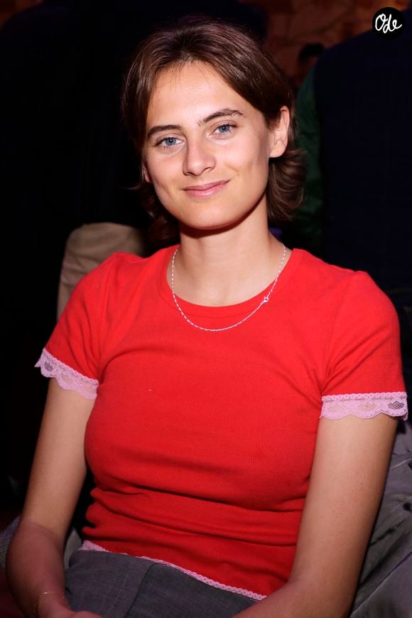 "Sous-loue ma chambre à Williamsburg Est du 1er au 24 juillet", a-t-elle écrit en légende d’une photo prise depuis la fenêtre de son cocon new-yorkais.

Violette D' Urso - Salon des Femmes de Lettres et remise du Prix Simone Veil 2023 au Cercle National des Armées à Paris le 25 mai 2023. © Cédric Perrin/Bestimage