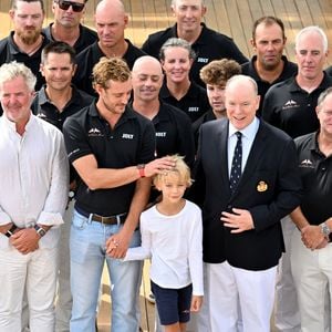 Moment de gloire pour Pierre Casiraghi !

Le prince Albert II de Monaco a félicité les vainqueurs de l'Admiral’s Cup, les 2 équipages du Yacht Club menés par Pierre Casiraghi, vice-président du Y.C.M. à la barre de Jolt 6 et Peter Harrison sur Jolt 3 
 © Bruno Bebert / Bestimage