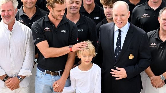 Avant l'arrivée de bébé, le fils de Caroline de Monaco, Pierre Casiraghi, fête une victoire avec son plus jeune enfant Francesco