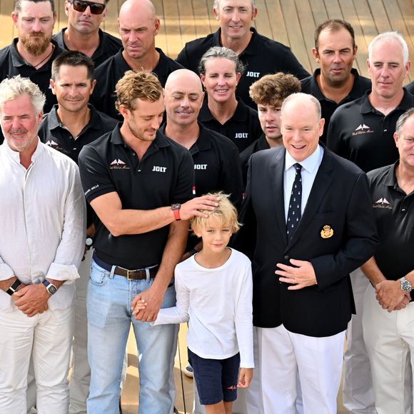 Moment de gloire pour Pierre Casiraghi !

Le prince Albert II de Monaco a félicité les vainqueurs de l'Admiral’s Cup, les 2 équipages du Yacht Club menés par Pierre Casiraghi, vice-président du Y.C.M. à la barre de Jolt 6 et Peter Harrison sur Jolt 3 
 © Bruno Bebert / Bestimage