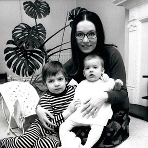 Nana Mouskouri explique que sa carrière, bien plus qu’une passion, était un moyen de subvenir aux besoins de ses enfants et de leur offrir une vie meilleure que la sienne...

04 janvier 1975 - NANA - Photo par Keystone Press Agency/ZUMA Press Wire/ABACAPRESS.COM