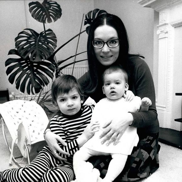 Nana Mouskouri explique que sa carrière, bien plus qu’une passion, était un moyen de subvenir aux besoins de ses enfants et de leur offrir une vie meilleure que la sienne...

04 janvier 1975 - NANA - Photo par Keystone Press Agency/ZUMA Press Wire/ABACAPRESS.COM