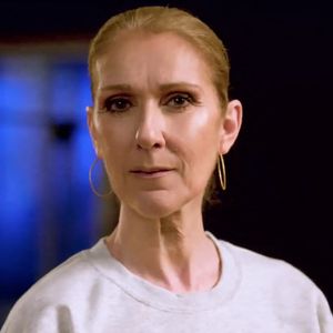 Céline Dion doit faire face à un nouveau deuil.

Céline Dion a fait une apparition remarquée, dimanche 6 octobre, dans une vidéo en amont d’une rencontre de football américain entre Pittsburgh Steelers et les Dallas Cowboys
Vêtue d’un sweat du Super Bowl 1996, avec en fond sonore sa chanson « It’s All Coming Back to Me Now », la chanteuse Céline Dion est apparue détendue et souriante dans un spot publicitaire en amont d’un match de football américain entre Pittsburgh Steelers et les Dallas Cowboys, sur la chaîne NBC. En 1996, un match historique entre ces deux équipes a eu lieu lors du Super Bowl. Dans la vidéo, Céline Dion parle de ce qu’elle préfère, dans ce sport, « le pouvoir de connecter ce que l’on est à ce que l’on a été, de prouver que nos souvenirs les plus puissants, nos amours les plus marquants, peuvent rester en nous à jamais. »
La vidéo continue avec des images de la rencontre de 1996 et Céline Dion qui parle de la passion que procurent ces matchs, avant d’être aspergée d’un liquide jaune (de la bière ?). Depuis ce lundi 7 octobre, la vidéo est devenue virale tant les apparitions de la chanteuse sont rares, la dernière la plus marquante étant évidemment sa prestation lors de la cérémonie d’ouverture des Jeux olympiques de Paris 2024.

Photo : NBC via Bestimage