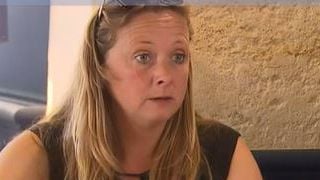 Cathy (L'amour est dans le pré) : Inapte à travailler à cause de son état, elle vend la moitié de son exploitation