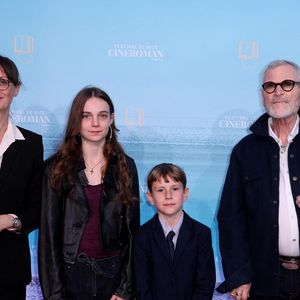 Tchéky Karyo, sa compagne Valérie Keruzoré et leurs enfants Louise et Liv Karyo - Tapis rouge de la soirée de clôture de la 7ème édition du festival Cineroman à Nice le 4 octobre 2025. © Bebert-Jacovides/Bestimage