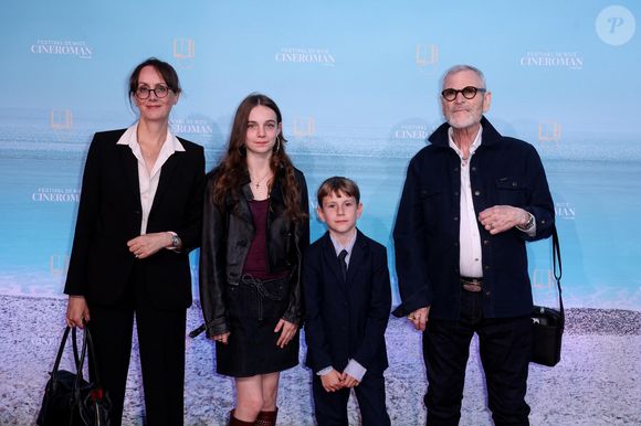 Tchéky Karyo, sa compagne Valérie Keruzoré et leurs enfants Louise et Liv Karyo - Tapis rouge de la soirée de clôture de la 7ème édition du festival Cineroman à Nice le 4 octobre 2025. © Bebert-Jacovides/Bestimage