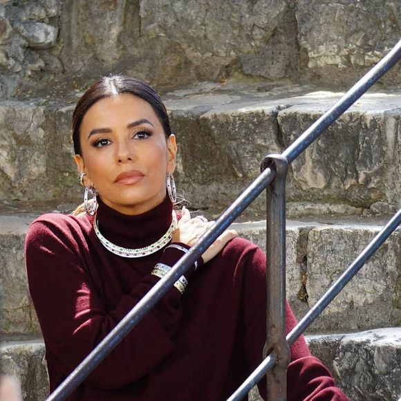L’actrice a profité d’un repas discret avant d’échanger avec les personnes présentes et de poser pour quelques photos.

Exclusif - Eva Longoria est en shooting photo à Saint-Paul-de-Vence pour les bijoux APM le 24 mai 2026. Photo par Agence / Bestimage