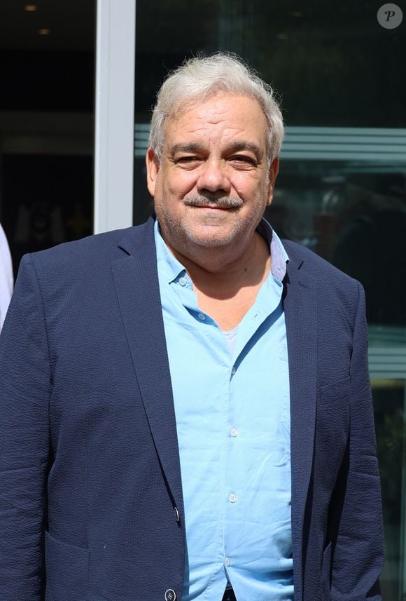 Chose que le comédien arrive toutefois à comprendre : "Je suis tout à fait d'accord avec cela. Ca peut changer le regard des gens. Il avait fait le making-of d'un film, il y avait un acteur qui le boudait un peu etc, et quand il a appris que j'étais son père, il a dit 'ah oui c'est très sympathique !'"

Exclusif - Didier Bourdon - Les célébrités quittent les studios de RTL à Neuilly-sur-Seine, le 2 septembre 2024. Agence / Bestimage