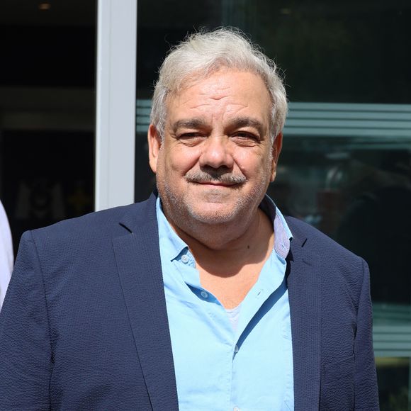 Chose que le comédien arrive toutefois à comprendre : "Je suis tout à fait d'accord avec cela. Ca peut changer le regard des gens. Il avait fait le making-of d'un film, il y avait un acteur qui le boudait un peu etc, et quand il a appris que j'étais son père, il a dit 'ah oui c'est très sympathique !'"

Exclusif - Didier Bourdon - Les célébrités quittent les studios de RTL à Neuilly-sur-Seine, le 2 septembre 2024. Agence / Bestimage