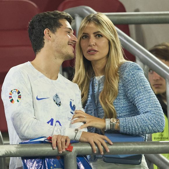 Dylan Deschamps et sa compagne Mathilde Cappelaere - Célébrités dans les tribunes du match du groupe D de l'Euro 2024 entre l'équipe de France face à l'Autriche (1-0) à Dusseldorf en Allemagne le 17 juin 2024. © Cyril Moreau/Bestimage