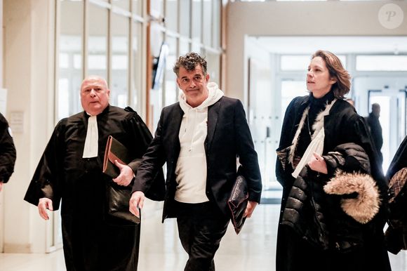Stéphane Plaza arrive avec ses avocats Carlo Alberto Brusa et Hélène Plumet pour le verdict de son  procès pour violences sur deux anciennes compagnes, à Paris, France, le 18 février 2025. © Christophe Clovis/Bestimage