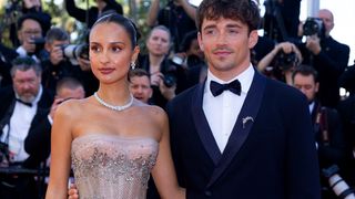 Aux côtés de Charles Leclerc en Hongrie, Alexandra Leclerc captive tous les regards grâce à ses looks qui sentent bon l'été et mettent sa silhouette en valeur