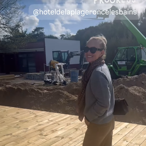 Le lendemain, elle est allée faire un tour sur le chantier de son compagnon.