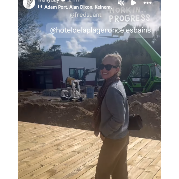 Le lendemain, elle est allée faire un tour sur le chantier de son compagnon.