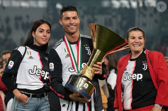 Georgina Rodriguez, Cristiano Ronaldo de la Juventus et sa mère Maria Dolores dos Santos Aveiro photographiés avec le trophée après le match de Serie A au stade Allianz, à Turin, en Italie, le 19 mai 2019. Photo by Jonathan Moscrop/PA Wire/ABACAPRESS.COM
